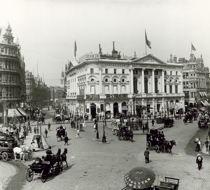 London Pavilion, Piccadilly Circus, Londra, c. 1900 da English Photographer