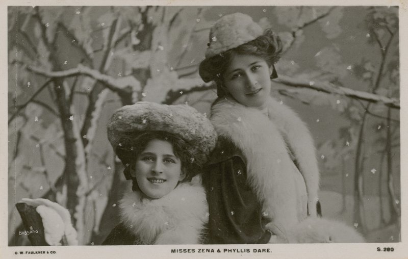 Signorine Zena e Phyllis Dare da English Photographer
