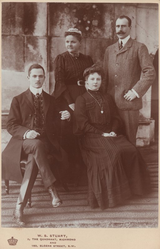 Gruppo reale con Vittoria, Principessa Reale da English Photographer
