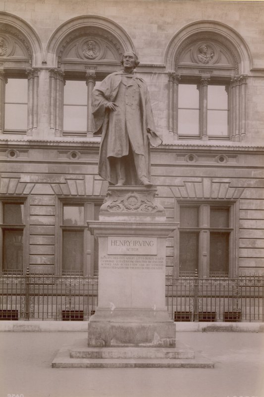 Statua di Henry Irving da English Photographer