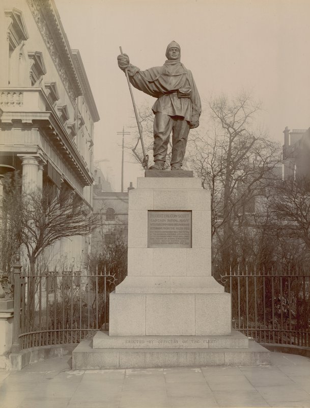 Statua di Robert Falcon Scott da English Photographer