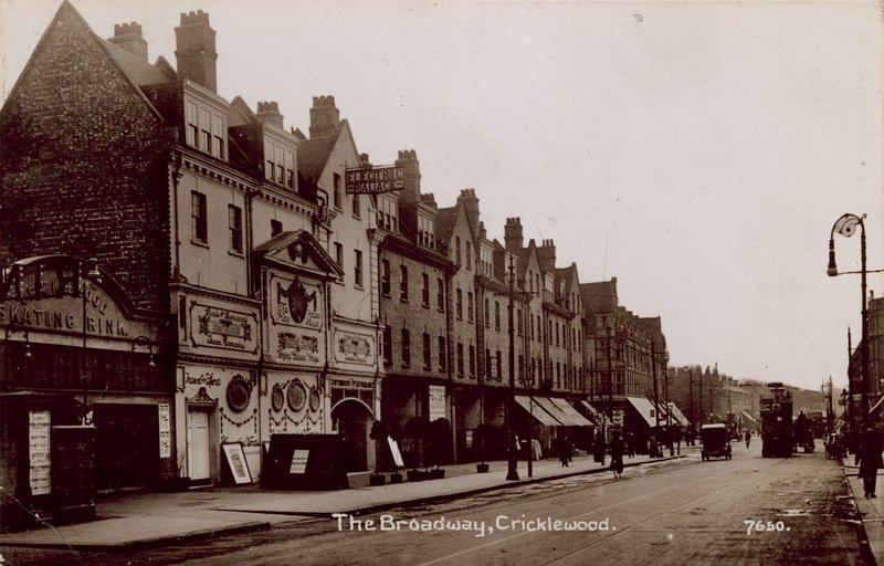 The Broadway, Cricklewood, Londra da English Photographer