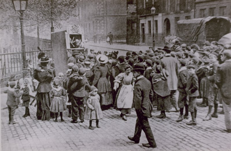 Lo spettacolo di Punch e Judy da English Photographer