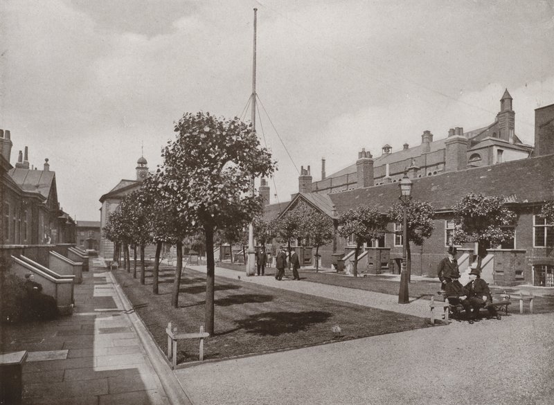 Trinity Hospital, Mile End Road da English Photographer