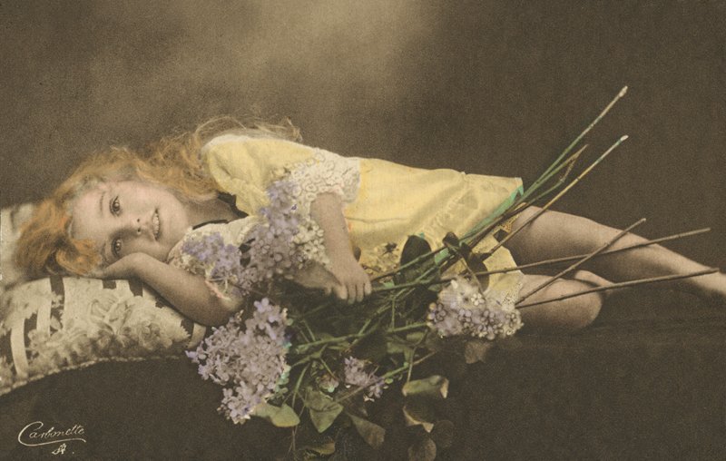 Giovane ragazza e fiori da English Photographer