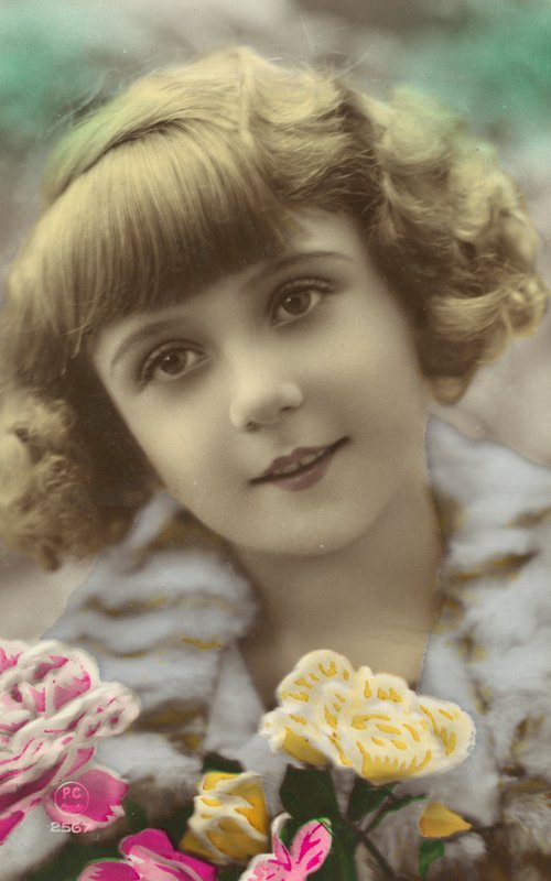 Giovane ragazza in posa con fiori da English Photographer