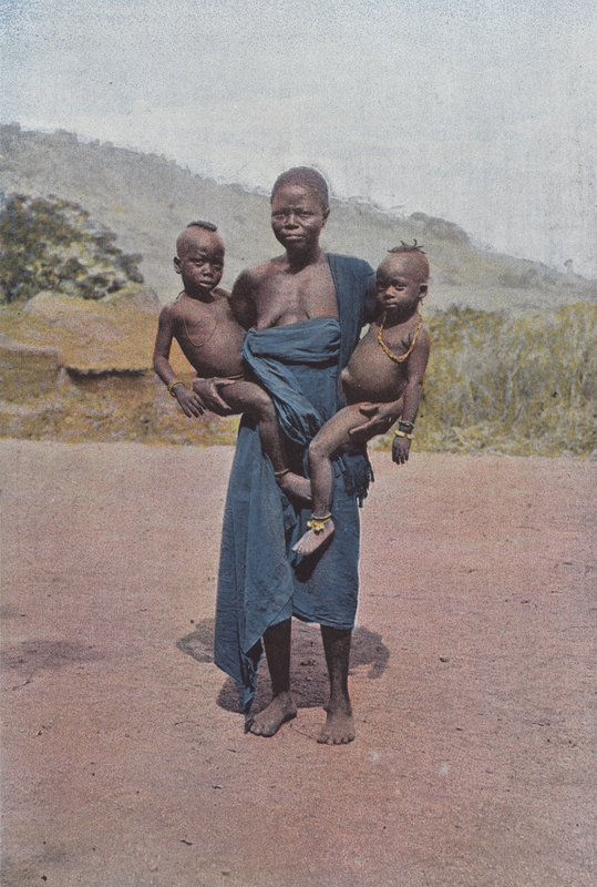 Donna di Dahomey che porta i suoi due gemelli da European Photographer