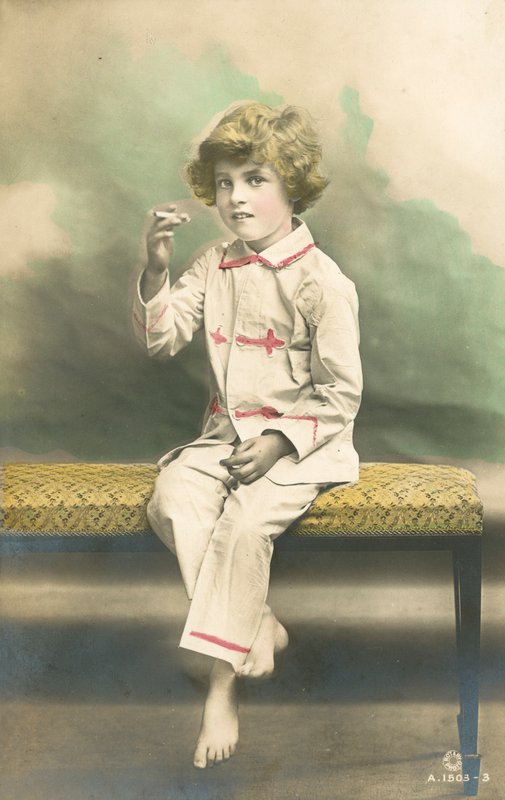 Bambino in pigiama che fuma da French Photographer
