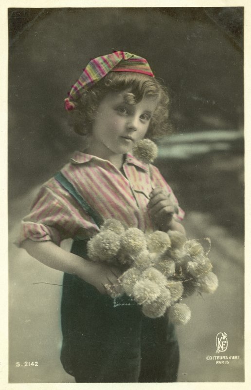 Bambino con un mazzo di fiori da French Photographer