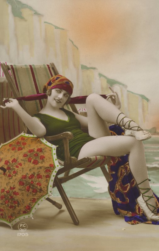 Ragazza su una sedia a sdraio da French Photographer