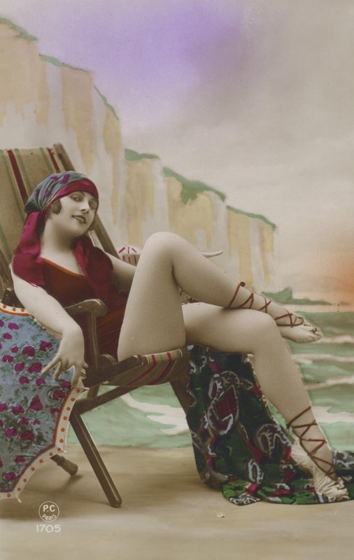 Ragazza su una sedia a sdraio da French Photographer