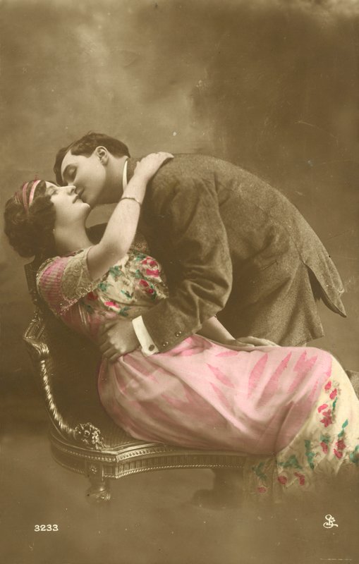 Uomo che bacia una ragazza sulla guancia da French Photographer