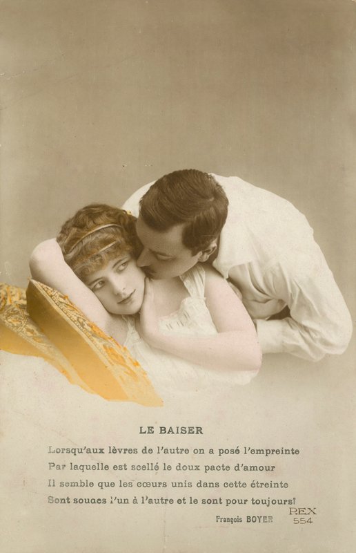 Uomo che bacia una ragazza timida sulla guancia da French Photographer