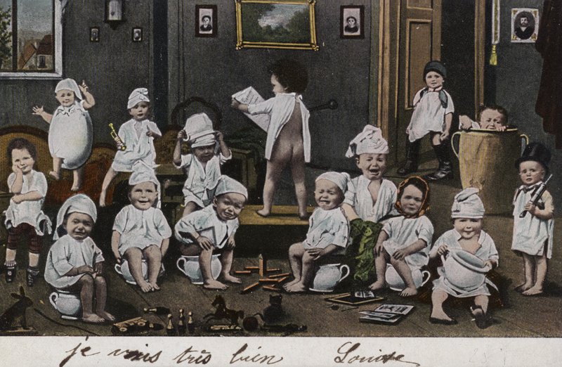Molti bambini sui loro vasini da French Photographer