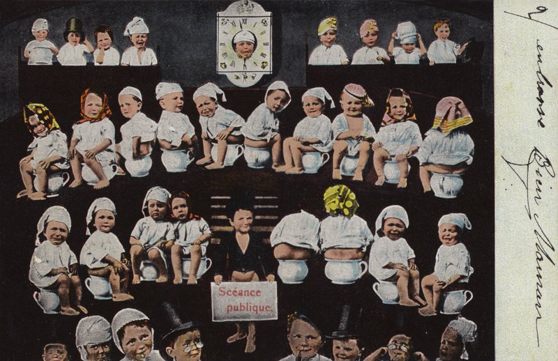 Molti bambini sui loro vasini da French Photographer