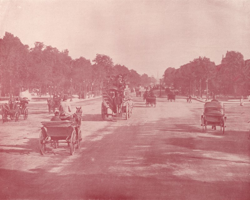 Parigi: Avenue Champs-Élysées (foto in b/n) da French Photographer