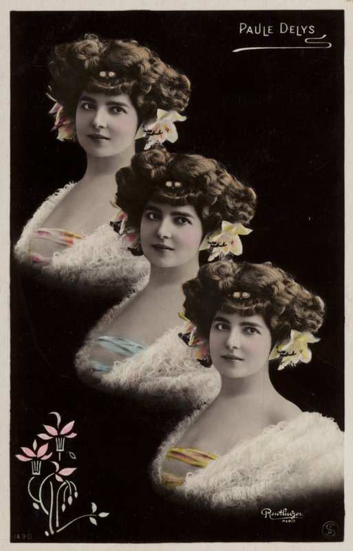 Tre teste femminili identiche da French Photographer