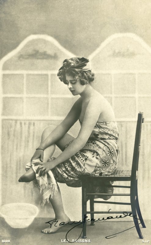 Donna in un asciugamano da bagno da French Photographer