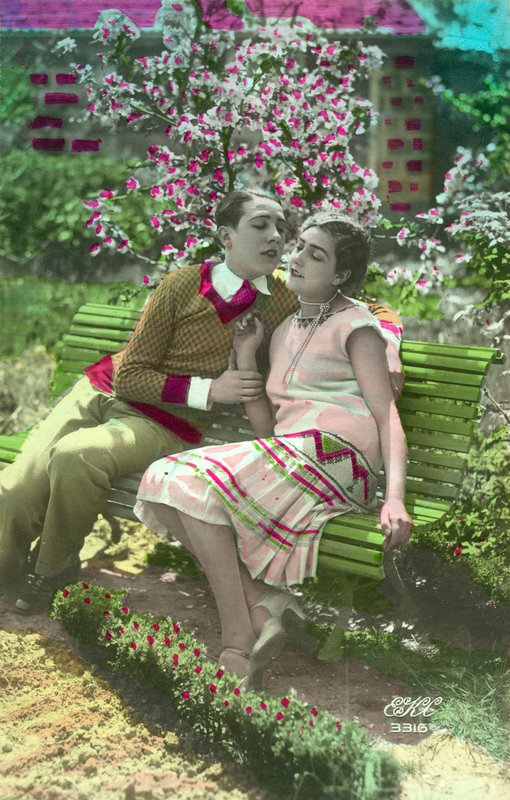 Giovane uomo che sta per baciare una ragazza da French Photographer