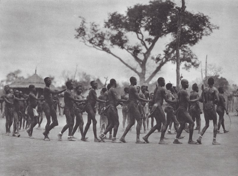 Africa: Danza Moru da Hugo Adolf Bernatzik