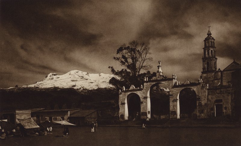 Messico: Iztaccihuatl, visto da Amecameca (foto b/n) da Hugo Brehme