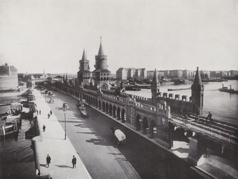 Oberbaumbrücke con la ferrovia sopraelevata da Photographer German