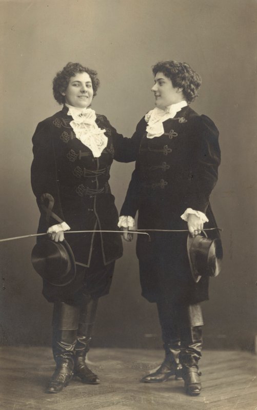 Due donne in costume d