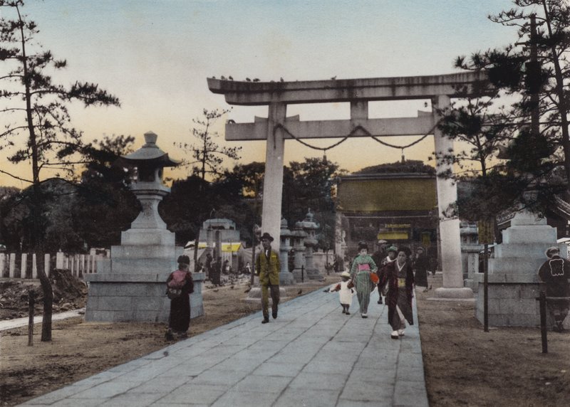Giappone, c.1912: Santuario Nanko, Kobe da Photographer Japanese