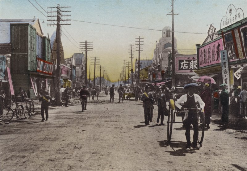 Giappone, c.1912: Via del Teatro, Yokohama da Photographer Japanese