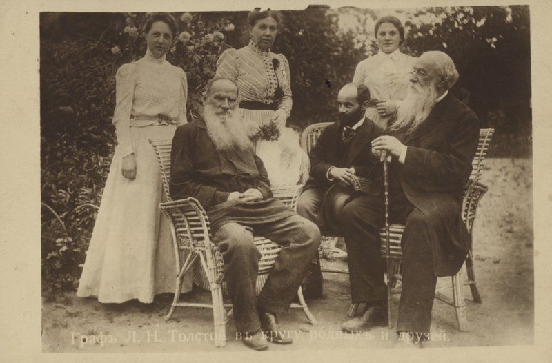 Leo Tolstoy con famiglia e amici da Russian Photographer